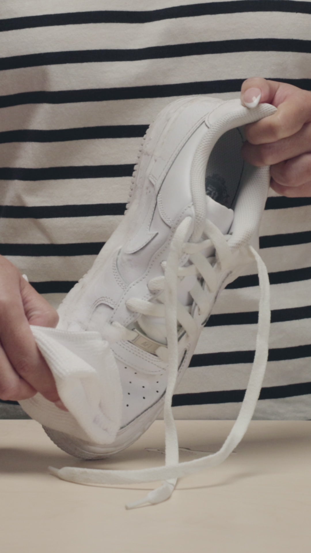 WIPE SHOE DRY WITH JASON MARKK MICROIBER TOWEL